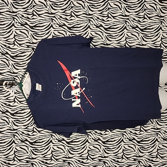 3 T-shirts in excellent like new condition. - Picture 3 of 5